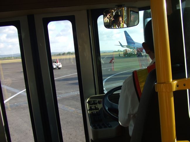 ングラライ空港は工事中でした。<br />飛行機から降りたらバスで移動。<br />前回来た時とだいぶ変わっていました〜(・∀・)<br />