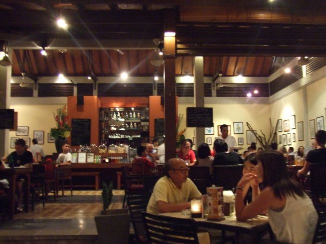 ディスカバリーショッピングモールでウィンドウショッピングをしたあと、ショッピングモールの隣にあるカフェ・バタンワルで夕食。