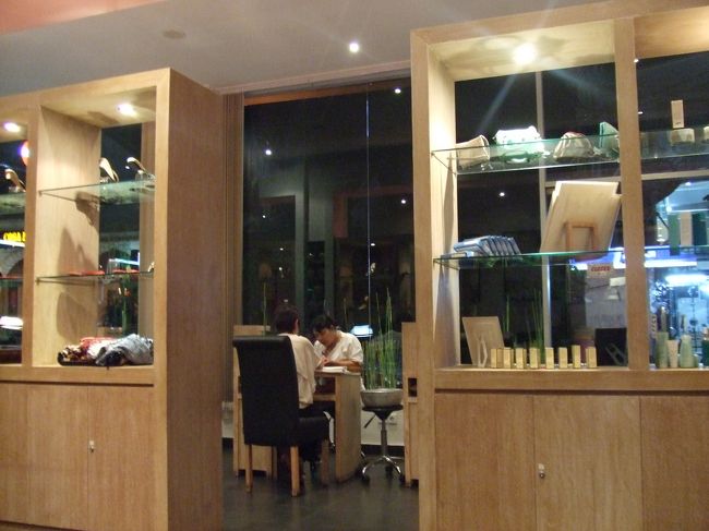 食事のあとはネイルをしにスミニャックにあるグローへ。<br />最終で入ったからかネイルアートはできず単色で…これまた残念(´△｀)