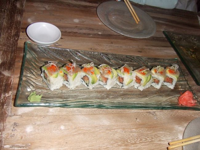 その後もクロボカンでショッピングを楽しんだあと、スミニャックへ移動。<br />ビンタンスーパーでたくさんショッピングをし、お腹はペコペコ。<br />レストランを探すもなかなか見つからず、結局日本食屋さんで夕食。<br />でもこれが結構おいしかった♪<br /><br />その後、レストランの目の前にあった街スパでフットマッサージをして、ホテルへ戻りました。