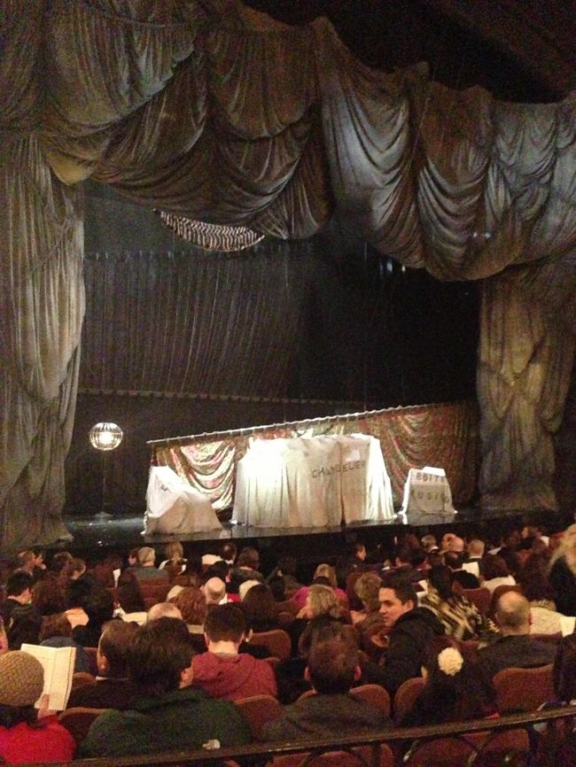 さてさて！この日はまだ予定が！<br />オペラ座の怪人を観ましたー( ^ω^ )<br />映画でも観ていたので、ストーリーも大丈夫( ^ω^ )<br />劇場は思ってたより狭かったです！席から撮った写真ですが、一階で舞台にも近めの席でした( ^ω^ )