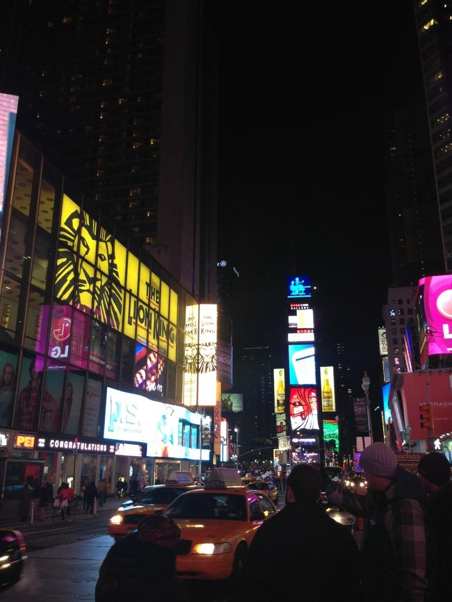 終わってから始めて来た夜のタイムズスクエア！<br />ニューヨークって感じですね( ^ω^ )