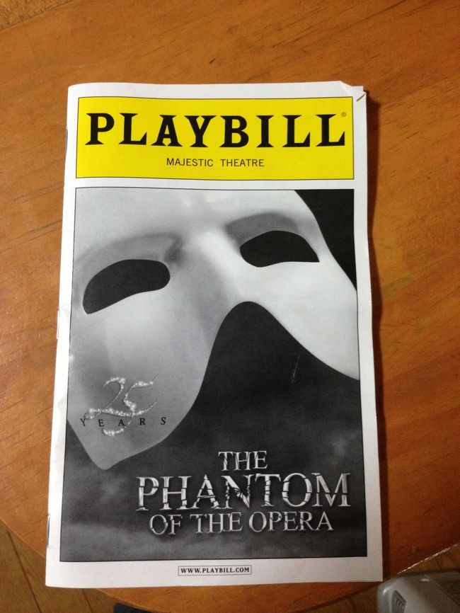 劇場に入ると係りのひとがいるので、チケットをみせて、席に案内してもらいます。そうすると、このパンフレットPLAYBILLがもらえるしくみです。