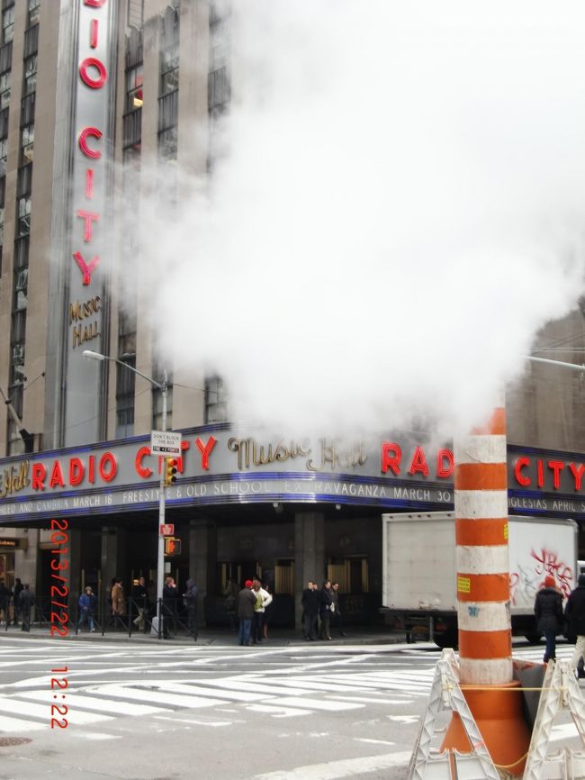 そのあとバスを乗り継いでMoMAへ( ^ω^ )<br />しかし、私がCITYPASSを忘れる失態(ｰ ｰ;)<br />一回ホテルに戻りました、友人ごめん(´･_･`)<br />途中冬のニューヨークっぽいものを発見！<br />湯気ー( ^ω^ )<br />ニューヨークには地下に古いパイプが通っていて、蒸気が出るみたいです。