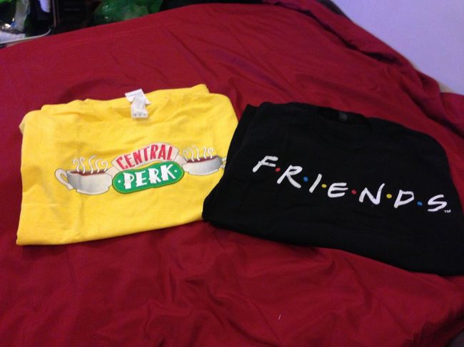 そのあと、ロックフェラーセンターの中のNBCショップで大好きなドラマフレンズのグッツを買いました( ^ω^ )<br />アメリカでチャンネルを回すと未だに再放送されてますし、やっぱり国民的ドラマでまだまだ人気なんでしょうか！<br />フレンズコーナーではくちゃいねこを口ずさむお姉さんもいました( ^ω^ )<br />実用性ないけど欲しくなるTシャツ( ^ω^ )2枚で$35