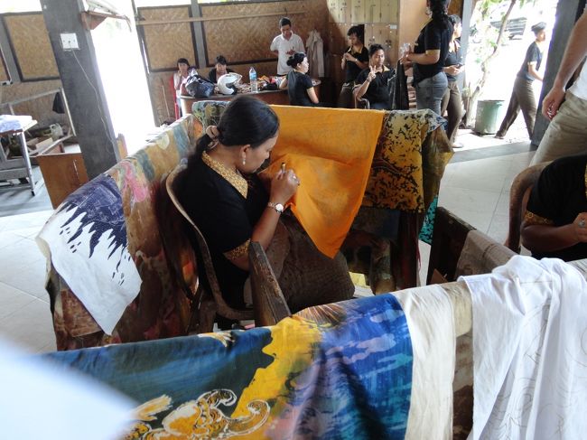 サンディパラからクプクプバロンヴィラズ＆スパへ移動☆<br /><br />移動の途中にバティックの工房と絵画の工房に寄りました。