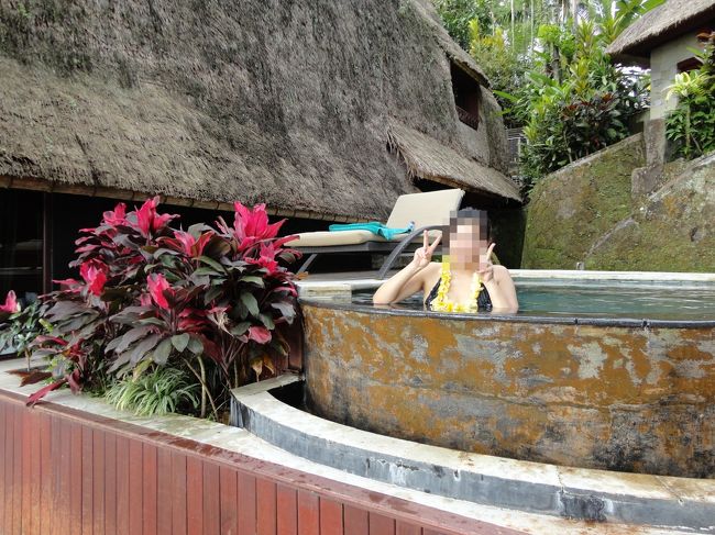 ホテルの敷地内を少し散歩したあとにおへやに付いているプールでのんびり♪