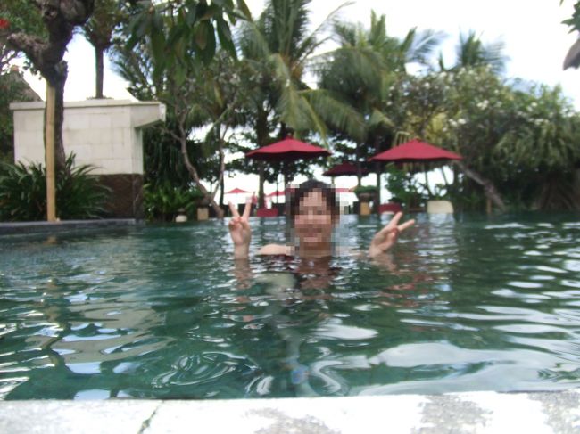 お散歩のあとは、プール\(^O^)／<br /><br />母は荷物の整理のため、プールを独り占め(￣ー￣)♪