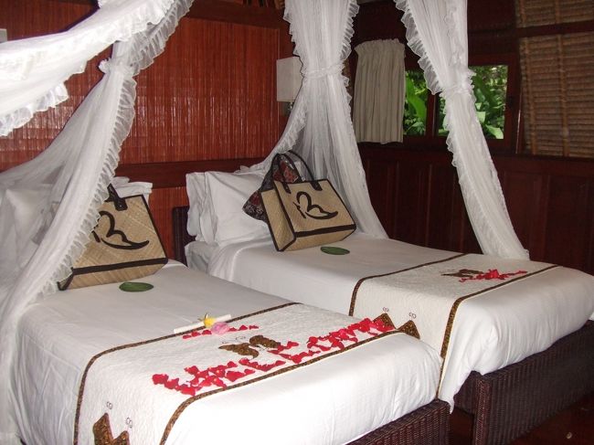 クプクプバロンヴィラ＆スパに到着\(^O^)／<br /><br />ヴィラの広さに感激！！！<br />ベッドも素敵☆ベッドに乗っているバッグはプレゼント♪