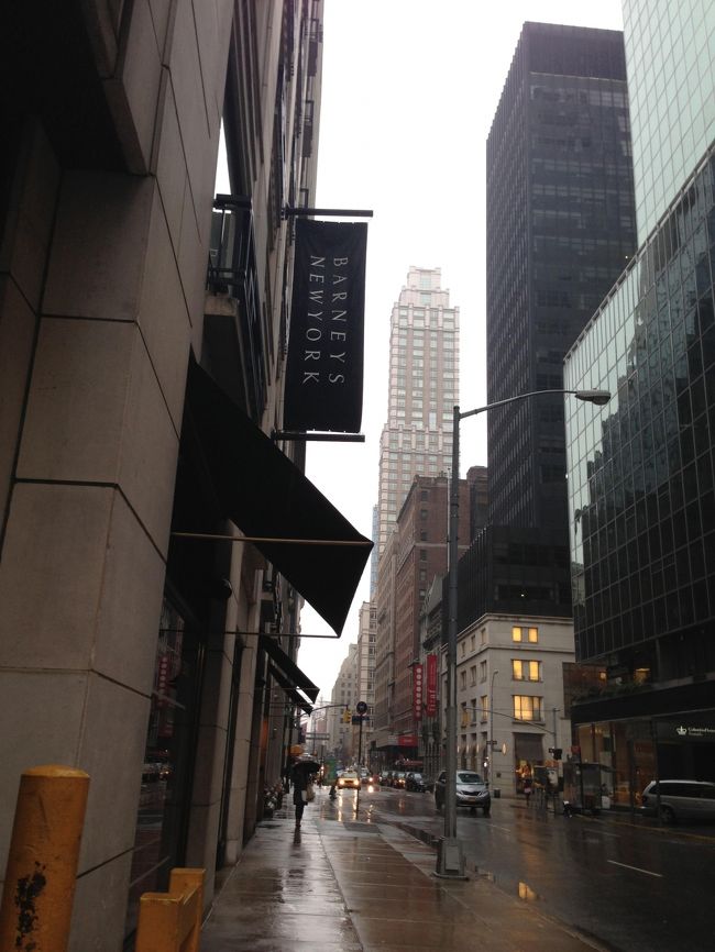 この日は朝から雨でしたが、5番街散策ー( ^ω^ )<br />バーニーズニューヨーク！！<br />ドアマンのお兄さんが怖すぎて入れなかったです(^_^;)<br />チキンすぎますね...(ｰ ｰ;)