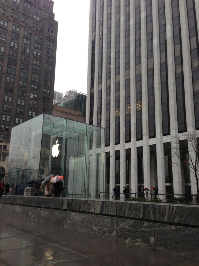 5番街のアップルストア( ^ω^ )<br />24時間営業みたいです( ^ω^ )