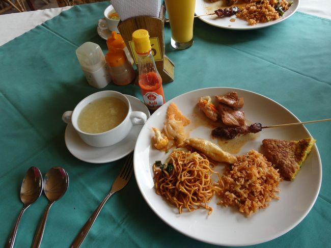 ランチはバイキング☆<br />晴れていればアグン山が見えるというレストランだったけど、残念ながら曇りでした(´・ω・｀)<br />でも景色は良かった！