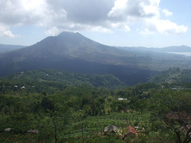 バトゥール山とバトゥール湖。