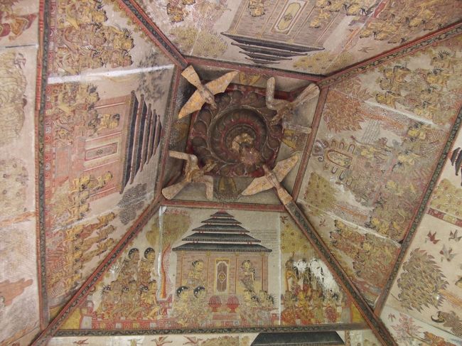 その後はスマラプラ宮殿に行きました。<br /><br />昔の裁判所の屋根の内側。