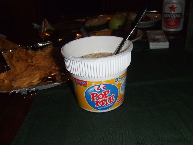 夕食は質素にーパーで買ったカップヌードル(笑)