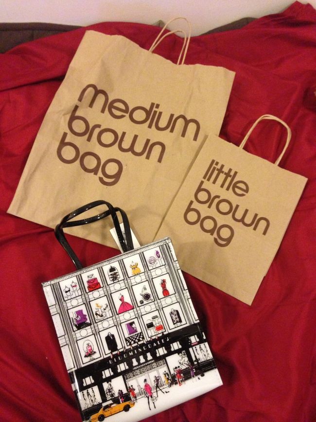 街ゆく人がみんな持ってたこのbrown bagも欲しくて買い物しました( ^ω^ )<br />友人には「伊勢丹の紙袋欲しがってるようなもの」と言われましだが(^_^;)<br />なんか、憧れなのです\(^o^)／笑<br />ブルーミングデールズの建物がイラストのかわいいビニールバックもGET!<br />$25でした( ^ω^ )<br />日本ではケイトスペードやトリーバーチなど、アメリカブランドのお財布を買うつもりだったのですが、「ニューヨークに来てる！私ニューヨークにいるんだっ！」という満足感で買い物欲がなかなか湧かなくて、買えませんでした(´･_･`)