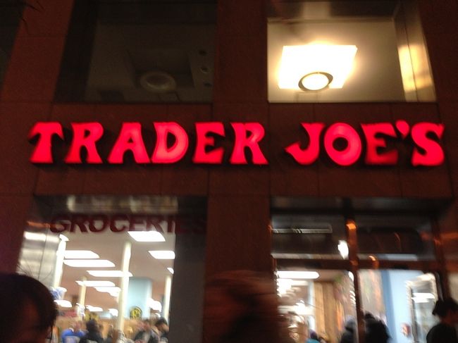 改めて、ユニオンスクエアってなんでもあるなー\(^o^)／<br />と感心しつつ、この前ホールフーズしか見つからなくて、見つけられなかったトレーダージョーズ( ^ω^ )あったあった( ^ω^ )<br />