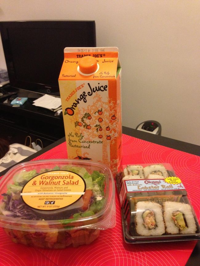 カリフォルニアロールとオレンジジュースとサラダ( ^ω^ )<br />ホールフーズよりは良心的な値段設定な感じを受けました！<br />トレーダージョーズって全面に押し出して作ってる製品も多いですね！<br />レジの店員さんもフレンドリーで優しいし、いい感じです( ^ω^ )<br />ただ、レジの列はめちゃめちゃ長い(°_°)<br />そんな待ちませんけどね( ^ω^ )<br />