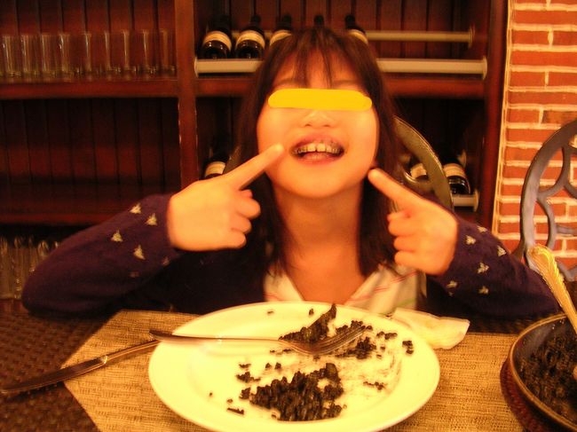 イカスミを初めて食べて喜ぶ子ども。<br />（とか言いながら、実は私も初めてでした。思ったよりおいしい。）