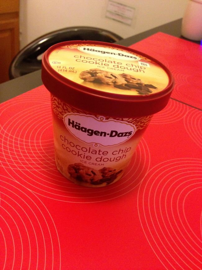 近所のスーパーではデザートも買いました！<br />ハーゲンダッツ！これがいちばん小さいサイズですよ( ^ω^ )<br />味は...