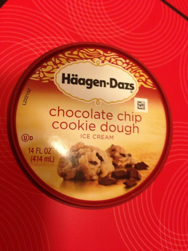 チョコレートチップ クッキードウ アイスクリーム( ^ω^ )<br />私の大好きなドラマ、フレンズでは、パジャマパーティの時に「クッキーの生地」をそのままボールの中から食べるシーンがあり、何(°_°)？と謎だったんですが、アメリカでは結構ポピュラーみたいです！<br />アイスの味になっちゃうくらい！<br />これはチョコチップクッキーの生地が入ったアイスクリームなんです( ^ω^ )<br />味はうん!まあまあ( ^ω^ )アイスとクッキー生地は練りこまれてますけど、口溶けはバラバラです( ^ω^ )笑<br />しかし、食べれて満足( ^ω^ )