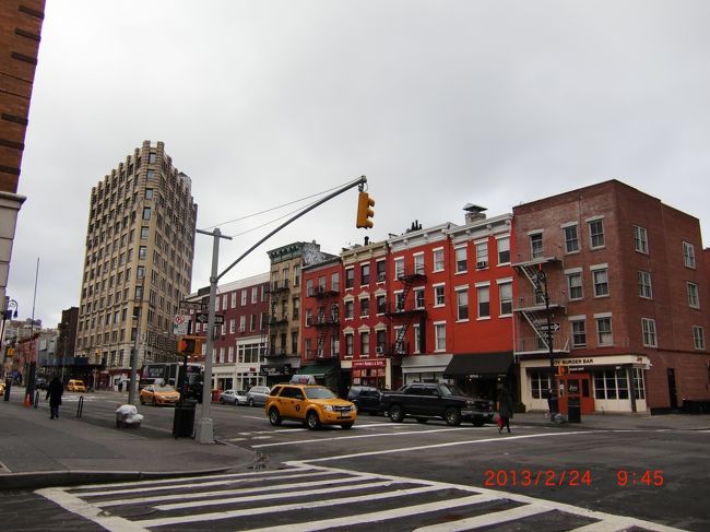 この辺りはグリニッジビレッジと呼ばれていて、先ほども出てきたフレンズの主人公たちが住んでる設定の地域です( ^ω^ )<br />地球の歩き方によると、<br />石畳の道にレンガ造りのアパートメントと、古い街並みが美しく、19世紀前半の面影を残す文化の街<br />なんだそうです( ^ω^ )