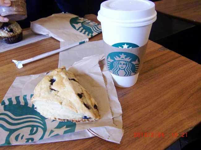 ひとつ目的地を達成して、朝ごはん！<br />今日はスタバです\(^o^)／<br />グランデのコーヒーとスコーンで$5いかないって、やっぱり安いなー！