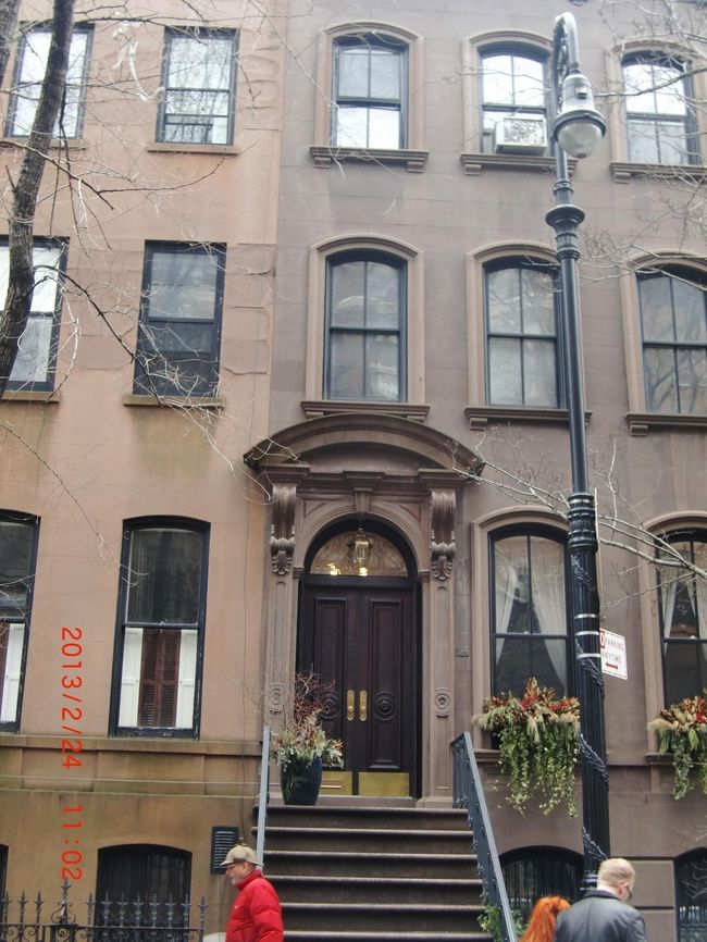 次は地図で確認して、SATCのキャリーのお家！<br />階段には上がれないようにチェーンと、募金箱的な物が置いてあったので、撮ったらいれてねって感じでしょうか？<br />実はまだSATC見てません(>_<)<br />次NYにいくまでにアグリーベティとSATCは見たいなー！