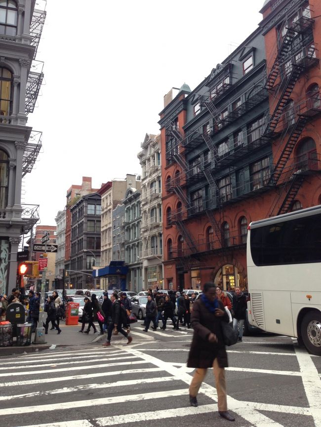 次は歩いてソーホーへ( ^ω^ )<br />高級ブランドが多いですが、客層が若いからか、こっちの方が居やすい街でした( ^ω^ )<br />あ！ここにもUNIQLOあるので、トイレスポットにおすすめです( ^ω^ )<br />UNIQLOと無印の紙袋を持って歩く人を見るとちょっと嬉しくなったりしました( ^ω^ )笑