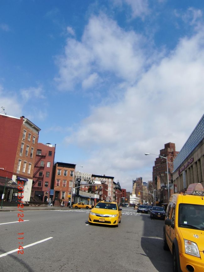 写真撮ってないので全然関係ない写真ですが、コスメならSEPHORAが良いですよ！店員さん多いですが、基本話しかけられませんでしたし、日本のデパ地下より、自分で試したりできます( ^ω^ )シャネル、ディオール、ゲラン、ジバンシーとかもありますし、香水もたくさん種類ありました！マンハッタン内にここにも！ここにも！というほどあるので、女性の方にはいいかも( ^ω^ )<br />男性も女性待ちの方も結構いるし、男性も入りにくくはないと思います！<br />ヴィクトリアズシークレットにも、男性の店員さんやソファーで待つ男性よく見かけました( ^ω^ )<br />ドラックストアのDuaneReadeも至る所にあるのでおすすめです( ^ω^ )大体24時間ですし( ^ω^ )