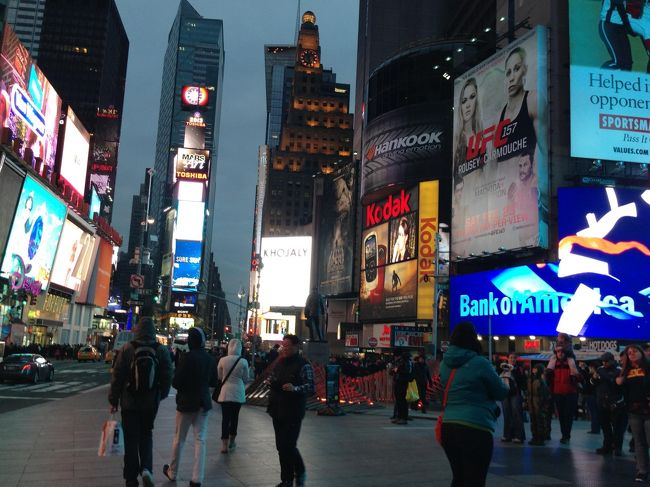 ひと通り回って、ニューヨーク定番のおみやげを探しに、タイムズスクエアに行くことに( ^ω^ )