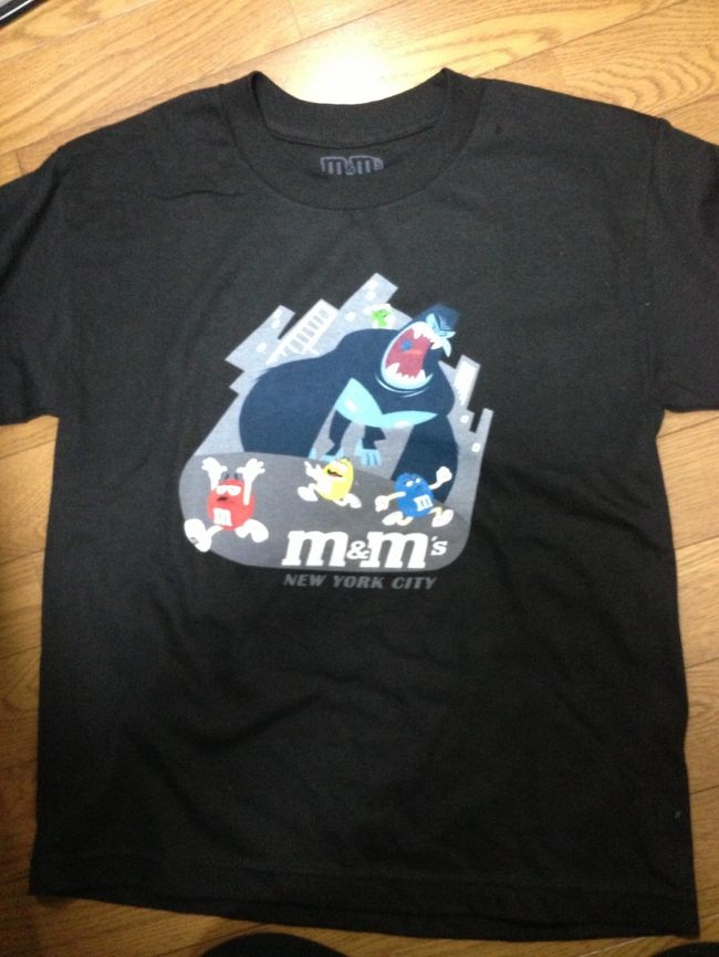 なんか、ニューヨークっぽいもの！<br />m&amp;msに探しに行きましたが、んー(>_<)<br />小学生の弟に( ^ω^ )キングコングのアメコミっぽいＴシャツ$17<br />ディズニーストアも工事中で少ししかなく、結局NYグッツをたくさん扱うお店の中で、比較的怪しくなさそうな人がたくさんいるお店をチョイスして入りました( ^ω^ )笑