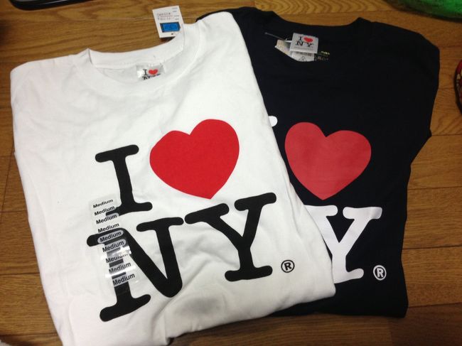 ど定番のTシャツホワイトとネイビー$18とステッカー、帽子など、NYグッツ買いましたー( ^ω^ )