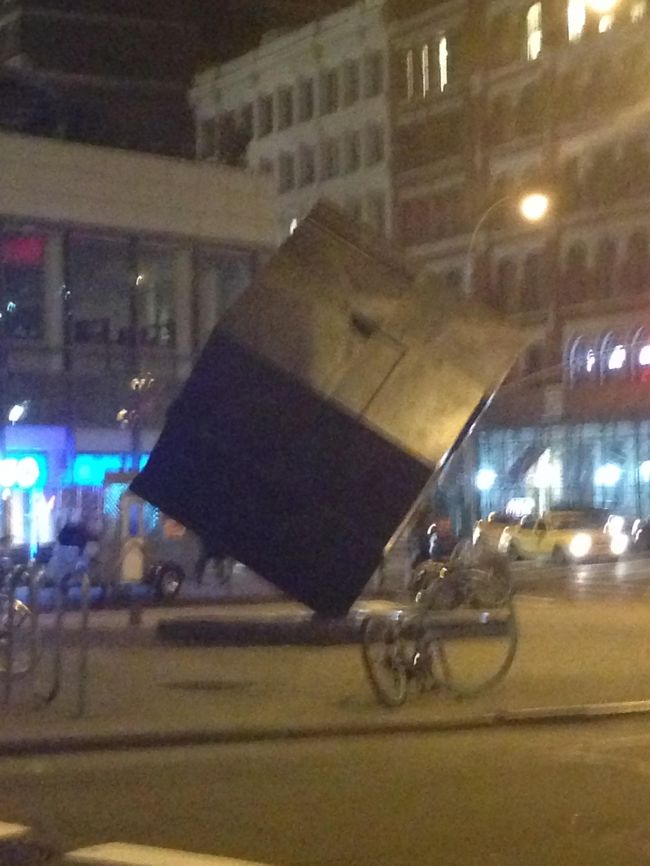 ご飯はニューヨークに日本人街があるというので、行ってみることに( ^ω^ )<br />Astor PL駅で降りると、駅直結でKマートが！(°_°)<br />行くっきゃない( ^ω^ ) <br />Kマートで買ったお土産は最終日に紹介します( ^ω^ )<br />Astor PLのスタバの向いに四角のオブジェがあります←<br />画質悪いですが(ｰ ｰ;)<br />その方面に3rd Ave寄りにいくとその辺に日系のお店が多いみたいです( ^ω^ )