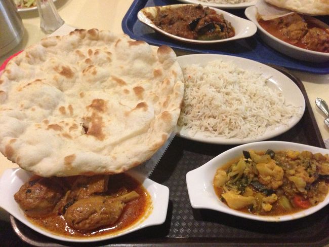 curry in a hurryというお店です( ^ω^ )<br />外観また忘れちゃいました(ｰ ｰ;)<br />インドなまりの英語が聞き取りにくいのと、システムがわからず(ベジタブルプレートにしたので、カレーの種類をえらんで、あとまたカレー味の何かを選びます)あわあわしたのですが、インド系のおじさんたちはゲラゲラ笑ってよくしてくれました( ^ω^ )...多分( ^ω^ )笑<br />1階で注文して、2階に席があって、自分で持って上がるので、チップは置きませんでした。良かったのかな？(°_°)<br />ナンとお米、私はチキンカレーとブロッコリーのカレー味何か( ^ω^ )<br />美味しかったけど完食は無理でした(°_°)