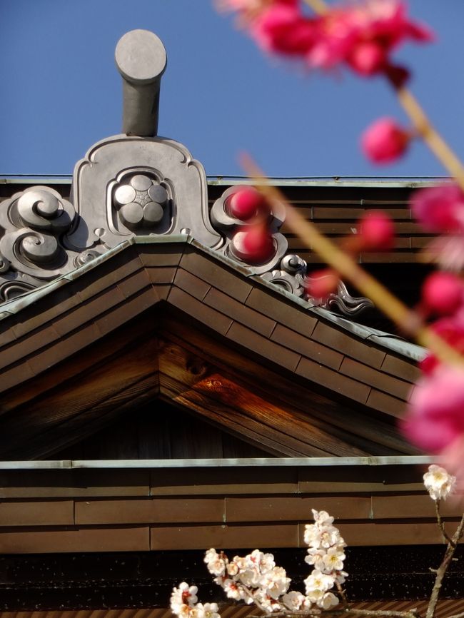 <br />瓦にも梅があしらわれています。