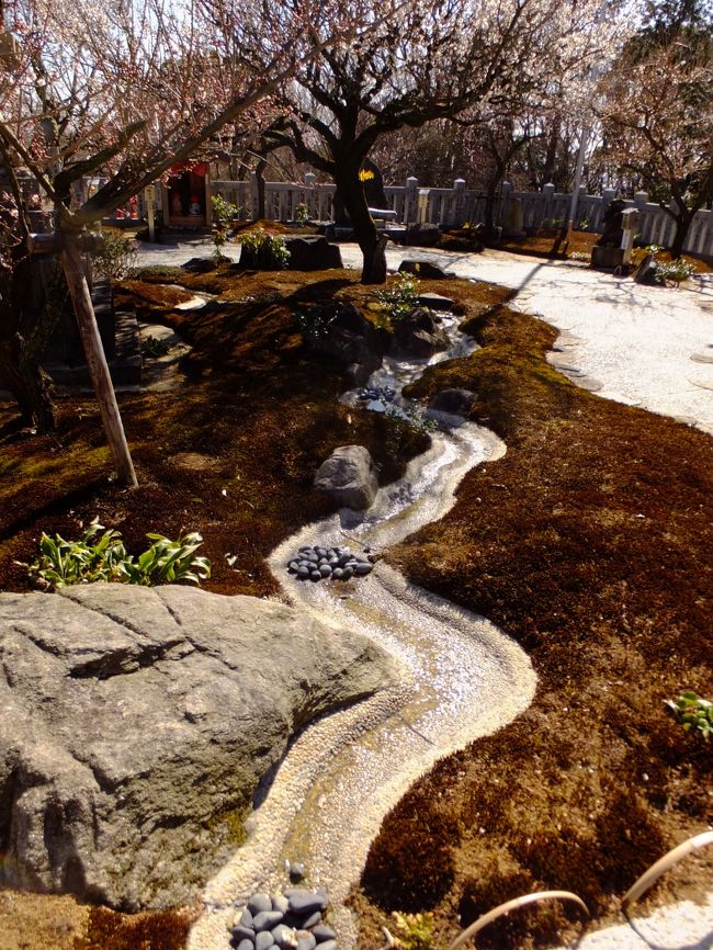 <br />掛けられた御神水はこの曲水の庭へ流れます。<br /><br />色合いとか、うまく撮れずザンネン。。。<br /><br />