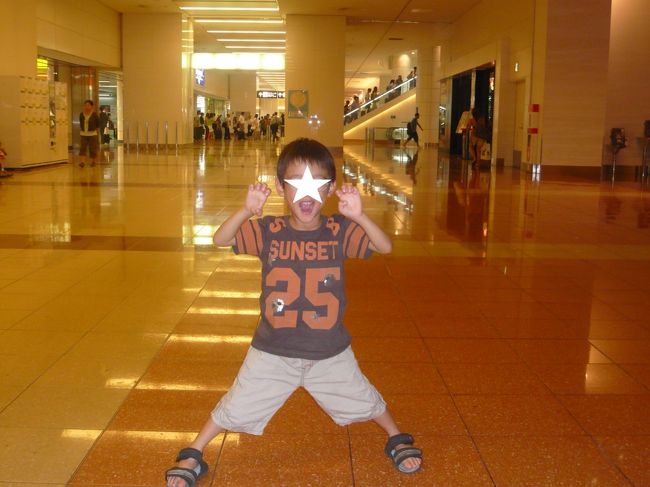 空港バスで羽田空港に到着。しばらく空港内で暇つぶし。。