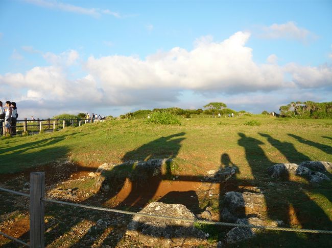 たくさんの人がのんびりと歩いてる。