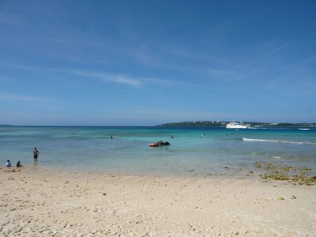 瀬底ビーチに行こうと思いましたが、瀬底大橋の所が綺麗だったので<br />こちらで泳ぐことに。