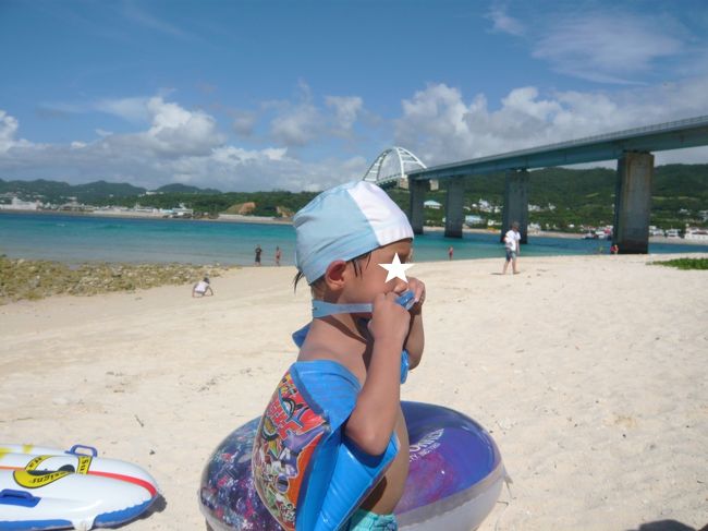 しばらく泳いでいると、あちこちから悲鳴のようなものが！<br /><br />うちの嫁も痛っ(→o←)ゞて叫んでいます。<br />どうやら何かに噛まれたようです。<br />うちのガキんちょも痛っ☆⌒(＞。≪)ついでに私も痛っ！！<br /><br />周りを見ると血を流している人もいるではないですか！！<br />ここのビーチはほとんど岩場でウツボが多く、危険地帯です。<br />ビーチパラソルとチェアーを借りましたが早々に退散です。