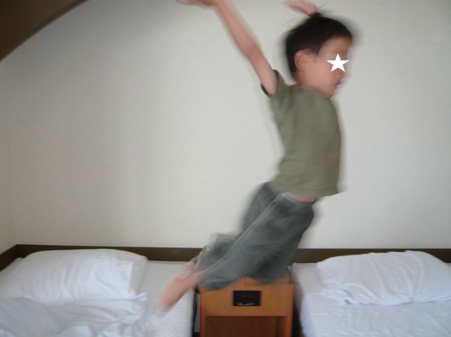 お約束のベッドJUMP！
