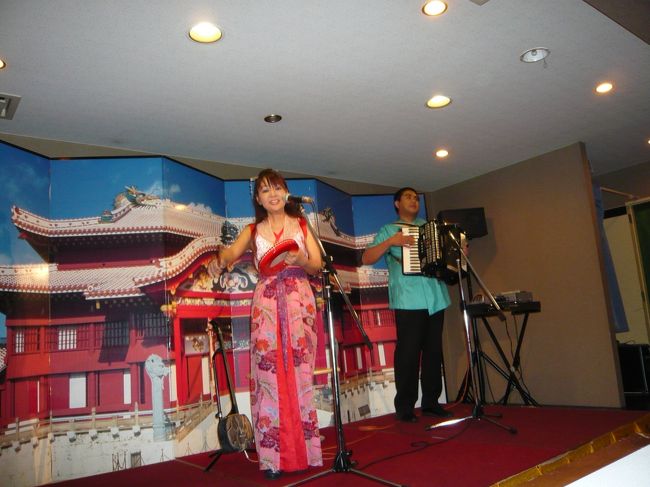 ホテルではショーがあるというので見に行きました。<br />沖縄ですなぁ。