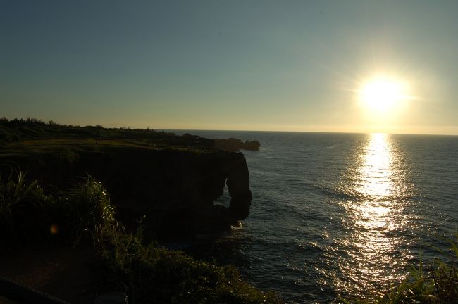 ちょうど夕日が。。すっごく綺麗で時間がゆっくり流れているようでした。万座毛へ来たのは初めて。<br />嫌なことも忘れてしまいそうです。