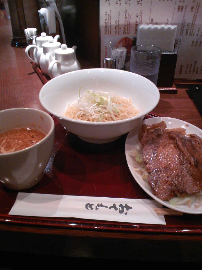 出発前に腹ごしらえ。空港内の東京ラーメン天にてつけ麺を。<br />ん〜微妙な味。