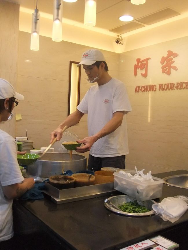 次は地下鉄で西門へ移動。<br /><br />ちょっと小腹がすいたので、私も台北滞在の目的でもある阿宗麺線へ。<br />