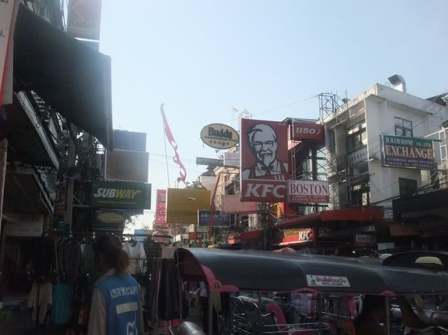 赤15番のバスでカオサンへ。（6.5バーツ）<br />30分程で到着！<br /><br />ペディキュアでもしてもらおっかな。<br />ってことで適当なお店に入る。（150バーツ）