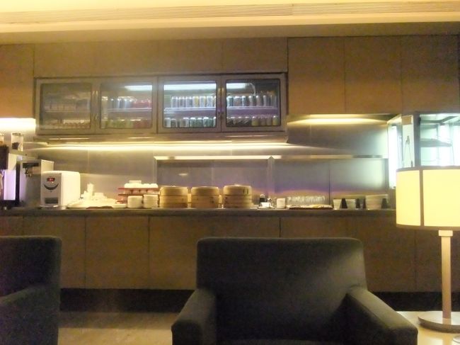 ラウンジ自体は小ぢんまりしているけど、麺類も用意されていた。<br />利用客も思ったより多かったなぁ。