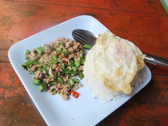 相変わらずこの辺は日本人が多い。笑<br /><br />ガパオを。<br />おいしい〜！ちょっと量が少なめ？<br />ちょうどよかったけど。<br /><br />その後はいつものノッチで２時間のタイマッサージ♪<br />以前は２時間300バーツだったのに、１時間200バーツしかなかったので、２時間400バーツ。<br />値上がりか〜。。。