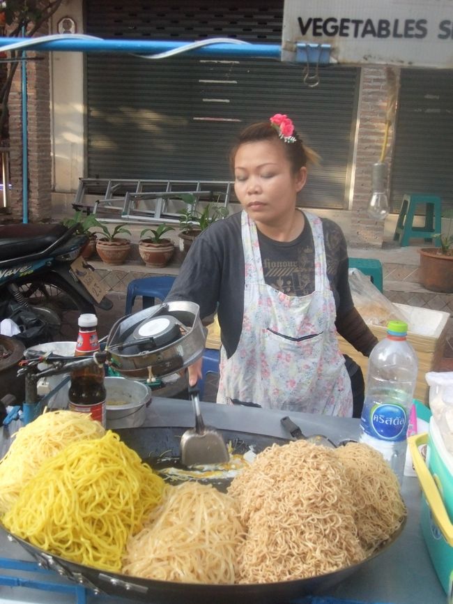 今回はパッタイで有名らしいティップサマイに行ってみようと思っていたけど、パッタイ屋台を見たら我慢できなくなったので、ティップサマイは次回へ持ち越しに。<br /><br />前回のおばちゃんはいなかったので、このおばちゃんの屋台へ。<br />